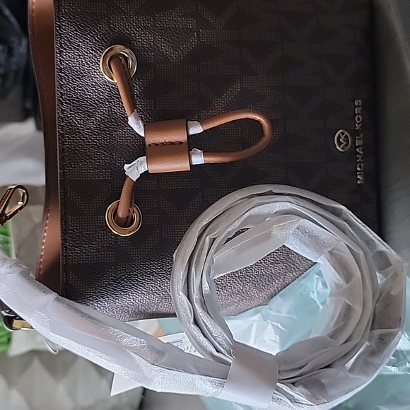 Michael Kors Small Suri Bucket Crossbody Bag - Picture 6 of 8